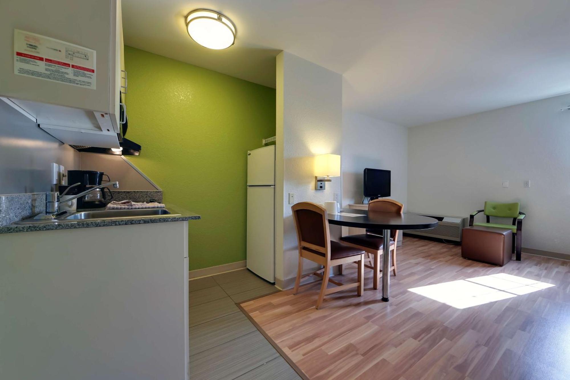 Hotel 6 Toronto - With Kitchenettes 2*
