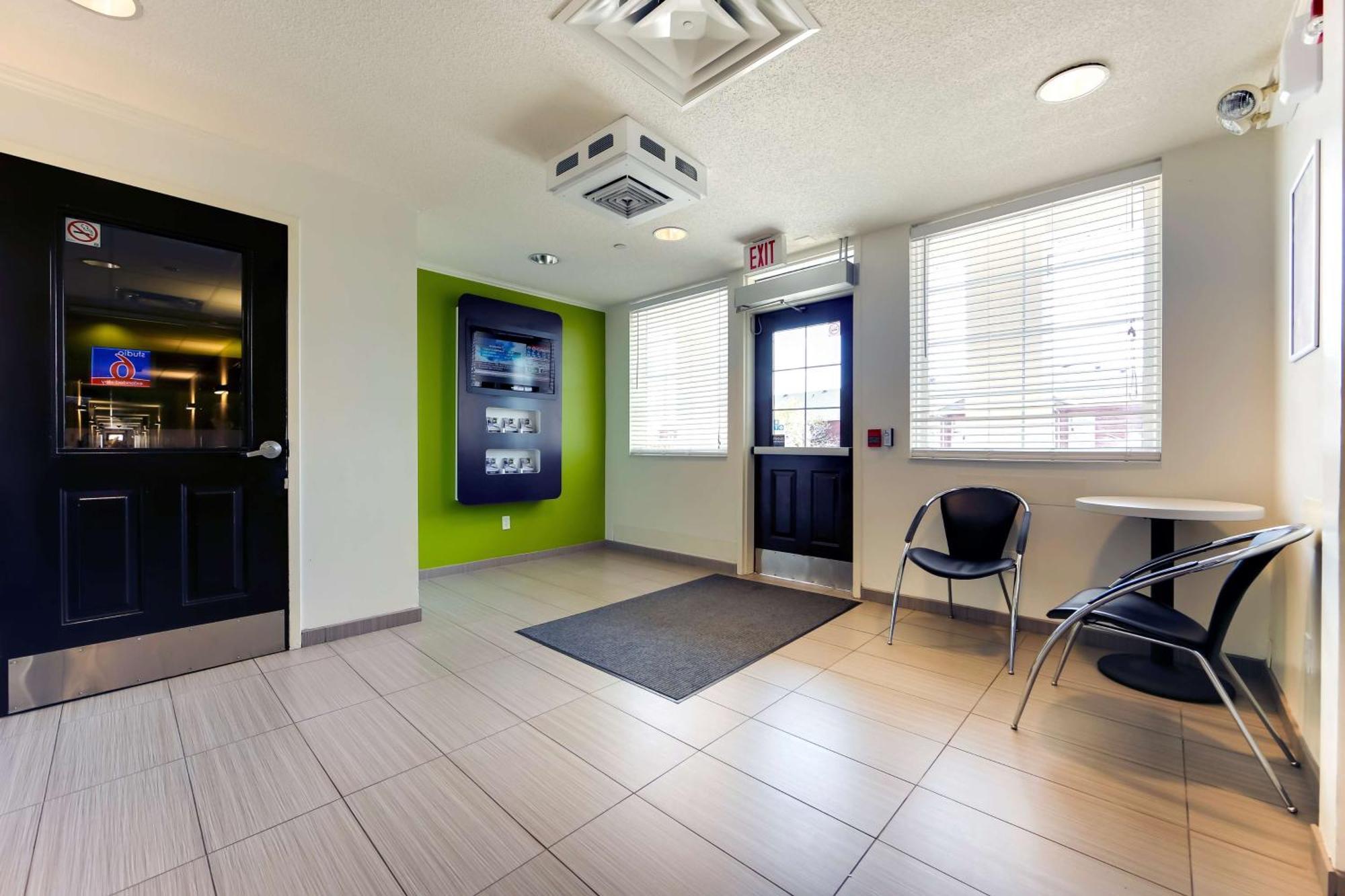 6 Toronto - With Kitchenettes Hotel 2*