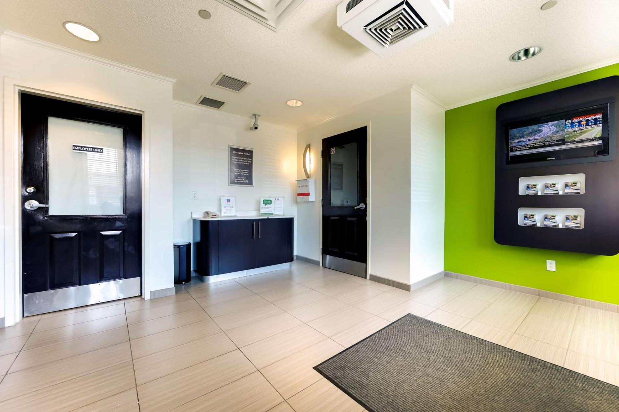 6 Toronto - With Kitchenettes Hotel 2*