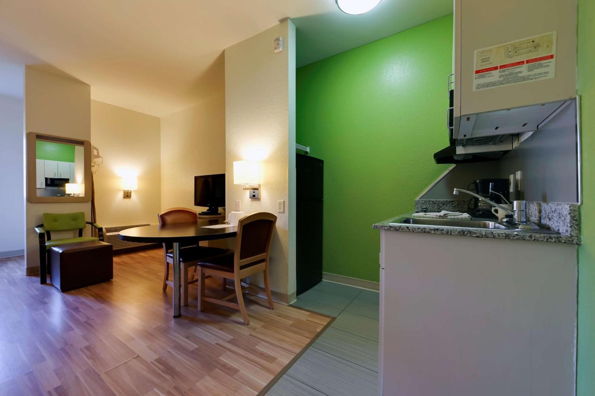 6 Toronto - With Kitchenettes 2* Mississauga