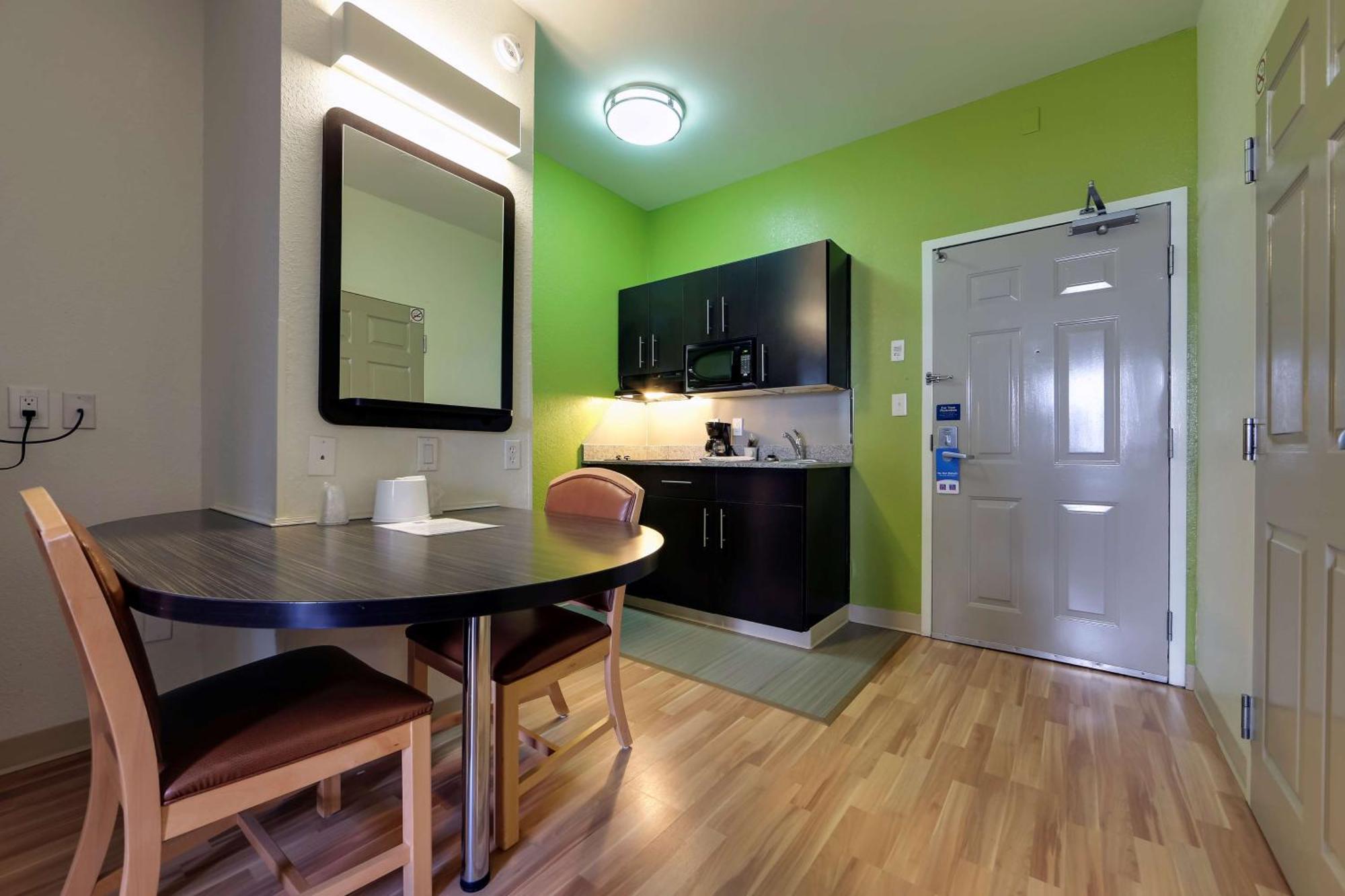 6 Toronto - With Kitchenettes Hotel 2*