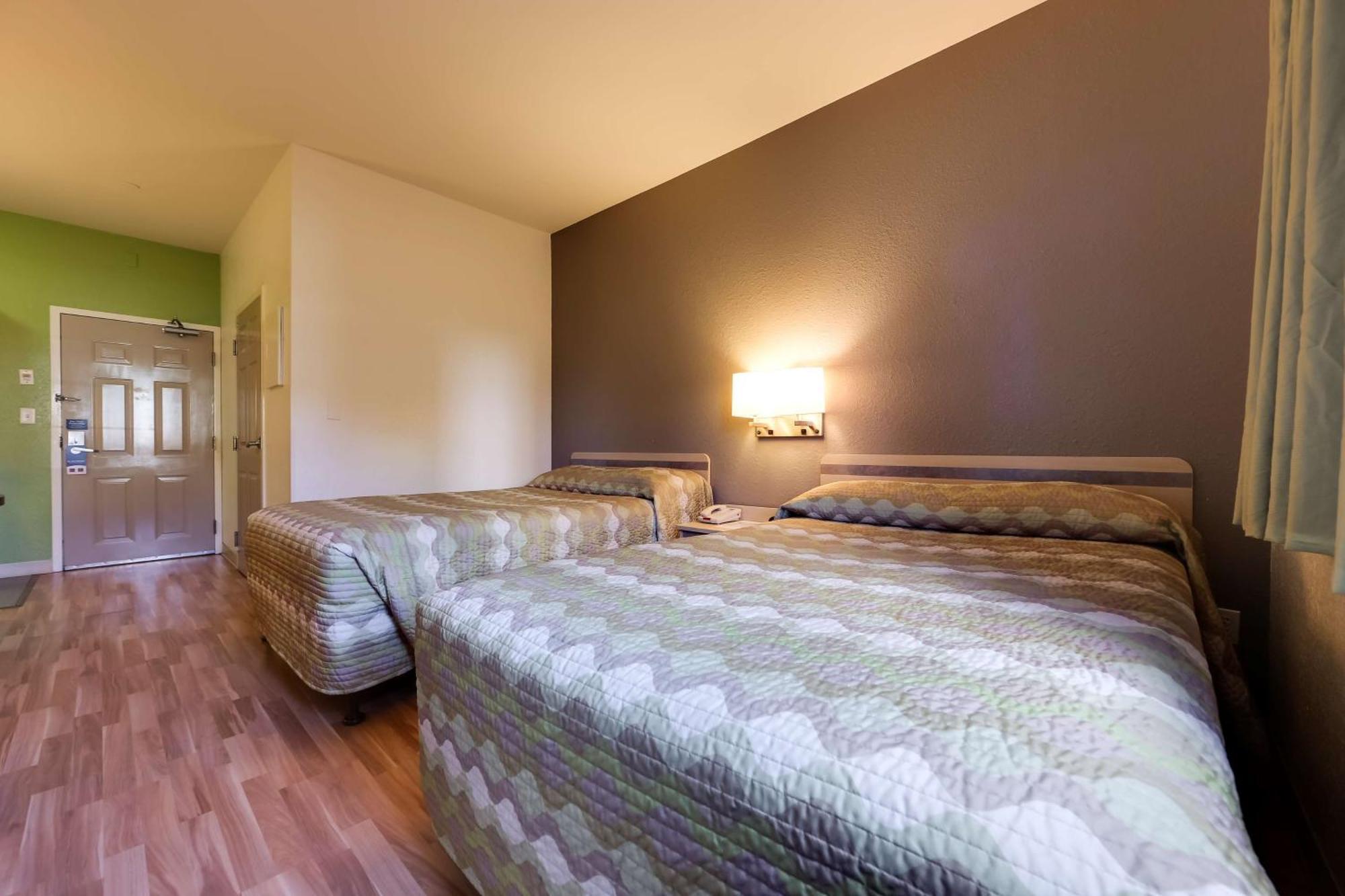 6 Toronto - With Kitchenettes Hotel 2*