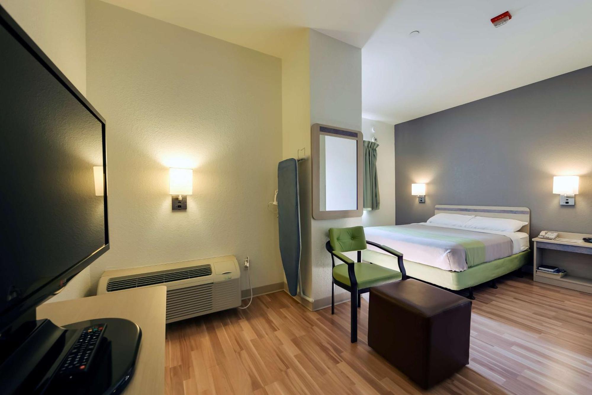 6 Toronto - With Kitchenettes Hotel 2*
