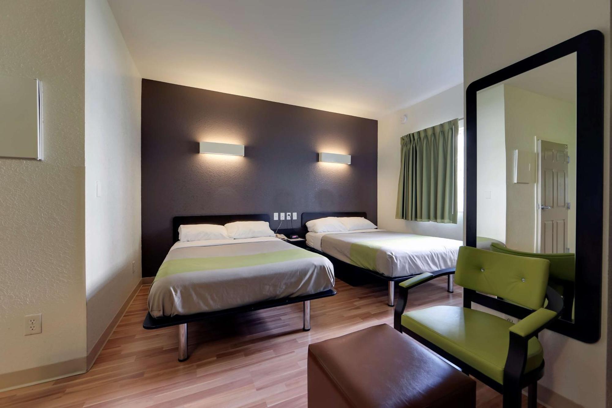 Hotel 6 Toronto - With Kitchenettes 2*