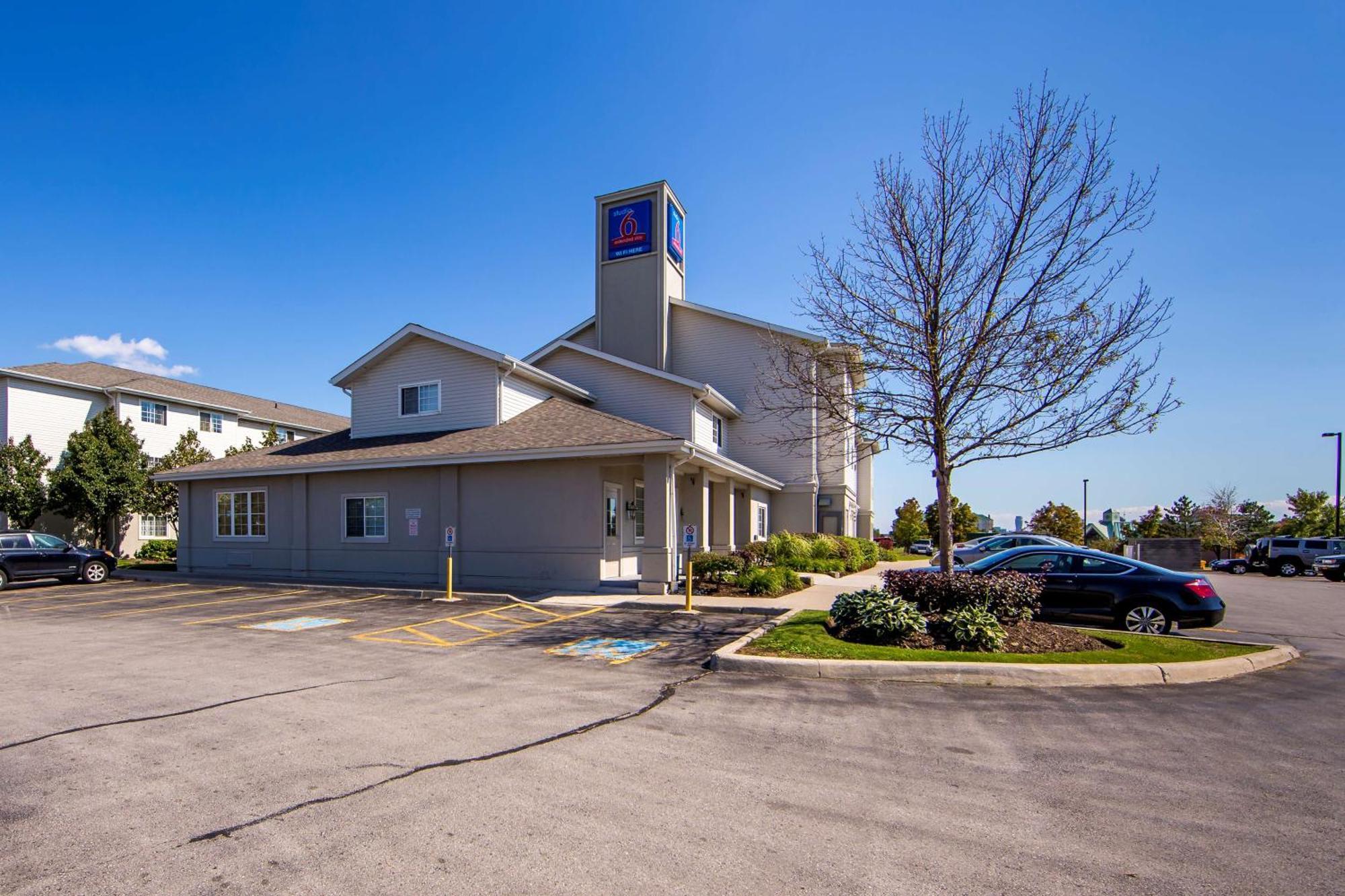 6 Toronto - With Kitchenettes Hotel 2*