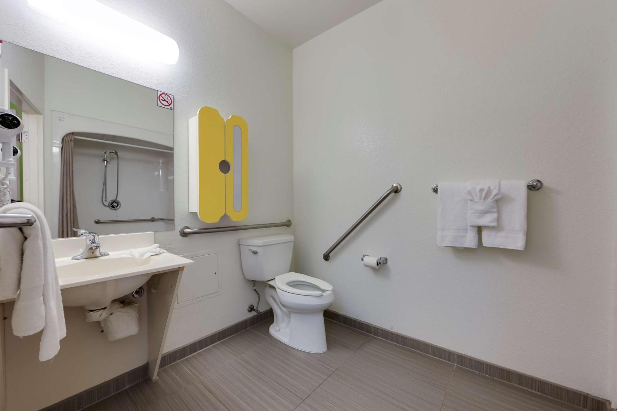 6 Toronto - With Kitchenettes 2* Mississauga
