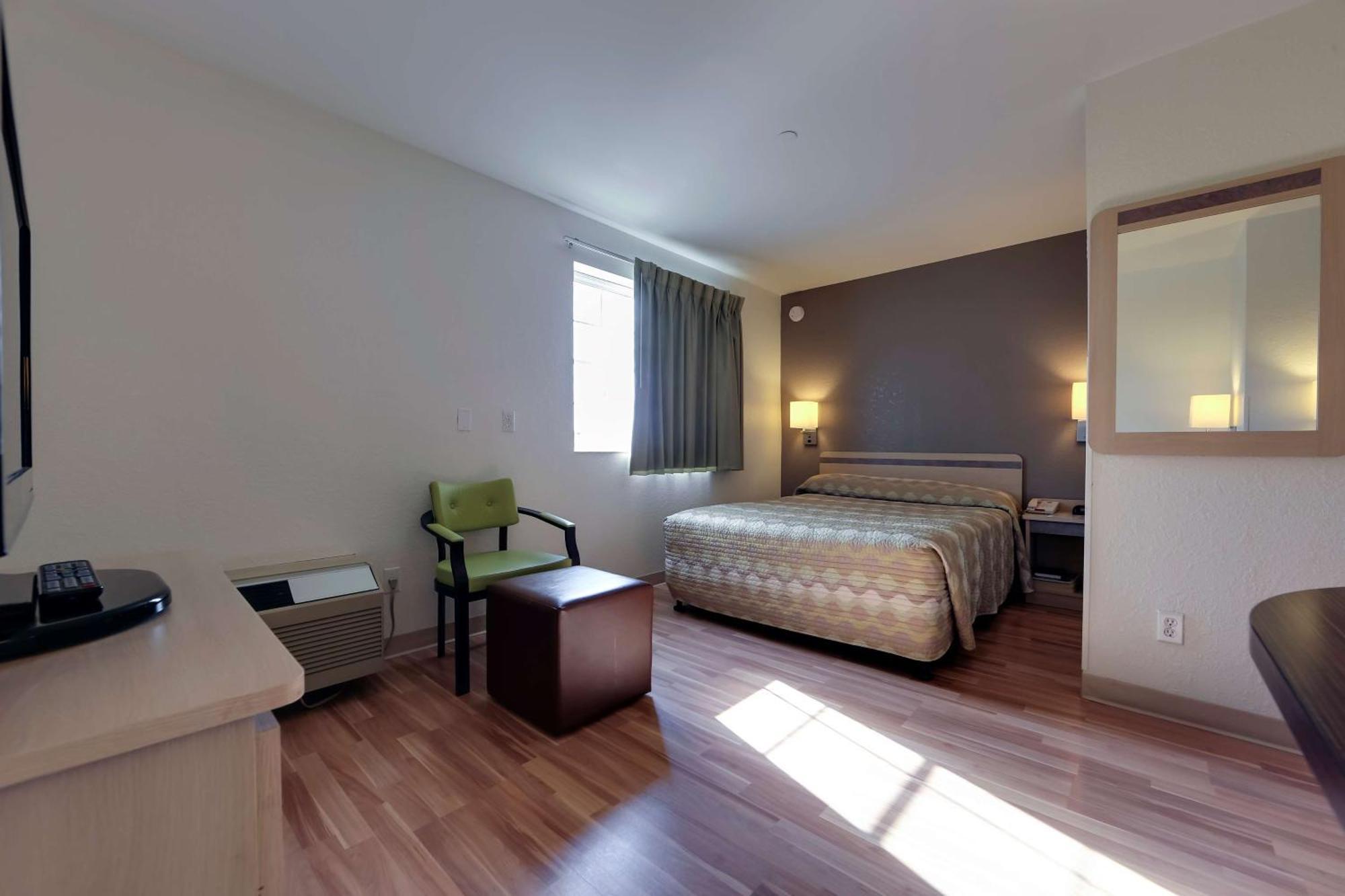 6 Toronto - With Kitchenettes Hotel