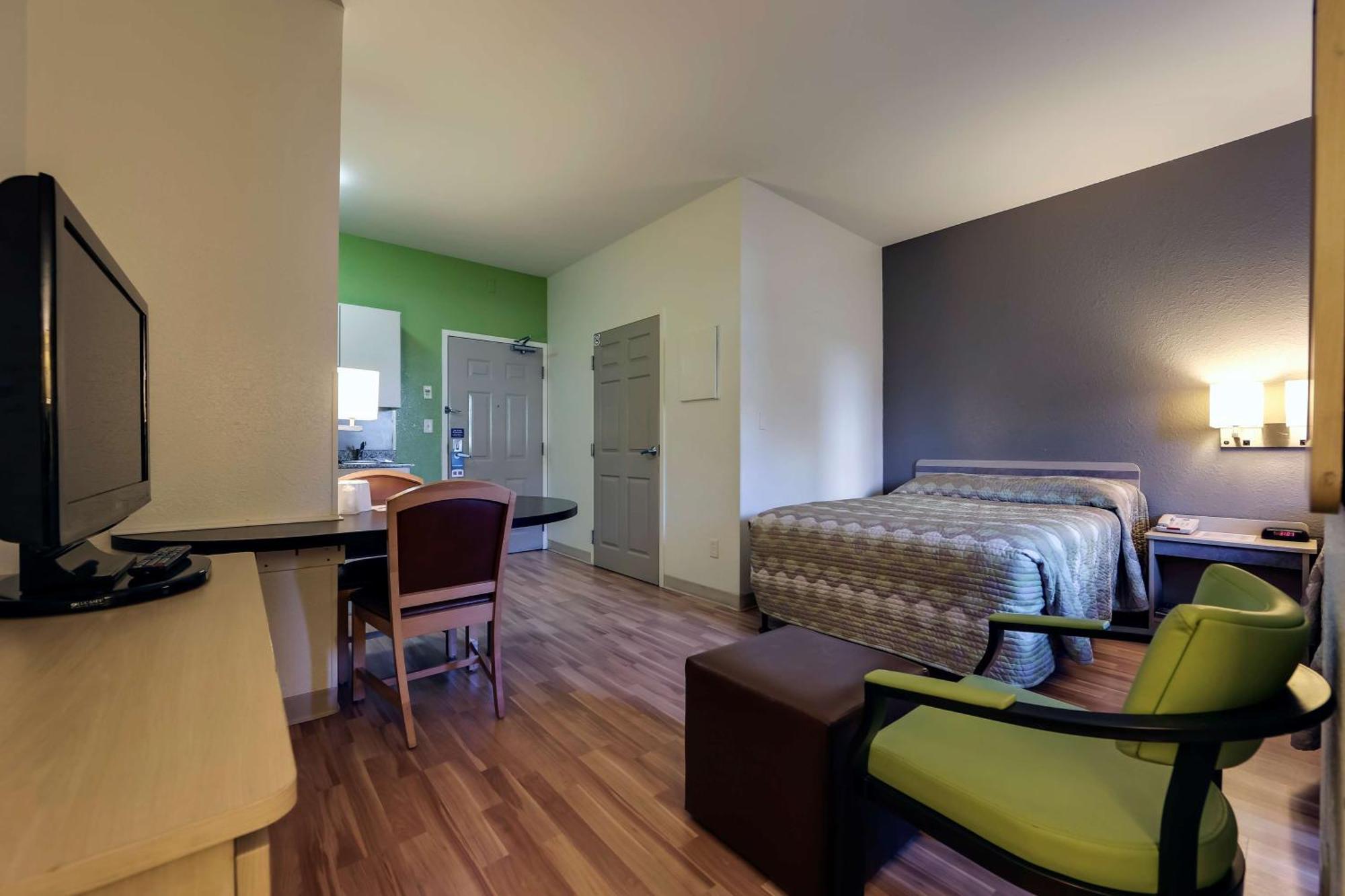 6 Toronto - With Kitchenettes 2* Mississauga